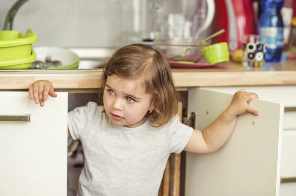 Klein meisje spelen — Stockfoto