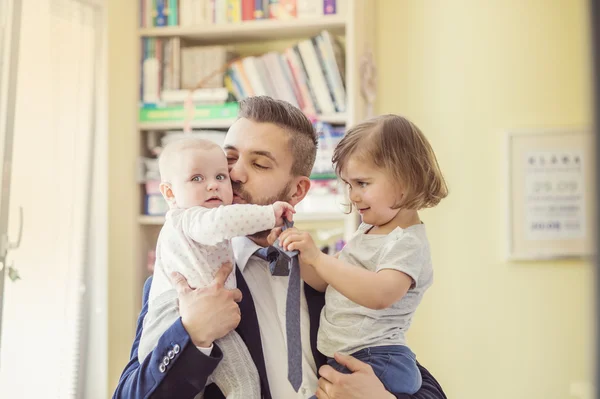 Vater umarmt seine Töchter — Stockfoto