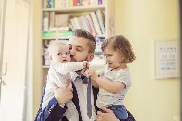 Babası onun kızı sarılma — Stok fotoğraf