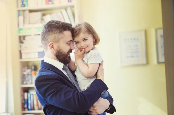 Vater umarmt seine Tochter — Stockfoto