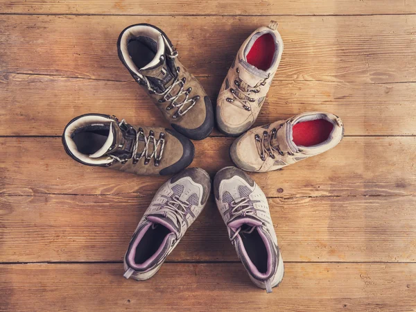 Zapatos de senderismo en un piso de madera — Foto de Stock