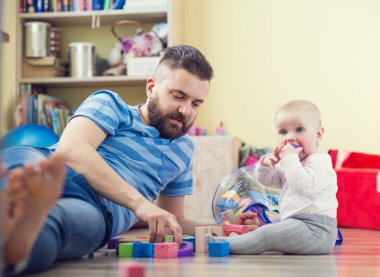 Baba kızıyla oynuyor.