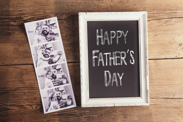 Marco de fotos con el signo del día del padre feliz —  Fotos de Stock