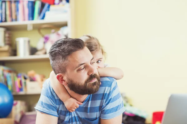 Far och dotter njuter av tiden tillsammans — Stockfoto