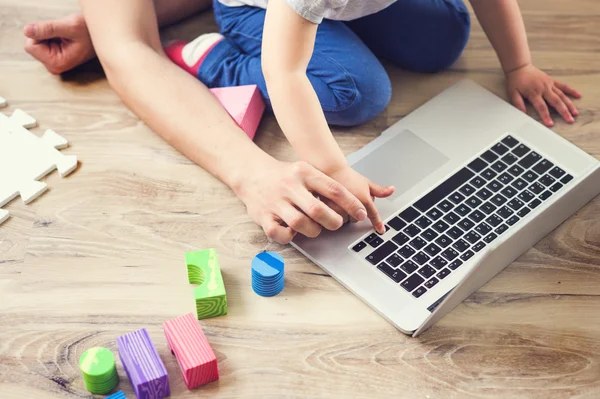 Gadis kecil dan ayahnya dengan notebook — Stok Foto