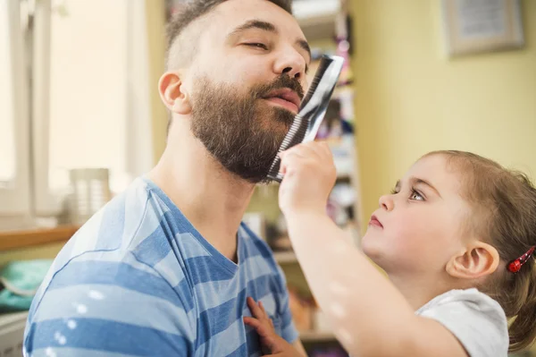 Dziewczyna stylizacja broda jej ojca — Zdjęcie stockowe