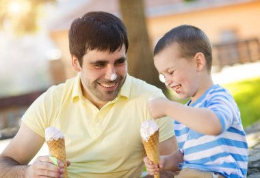 Baba ve oğul dondurma keyfi