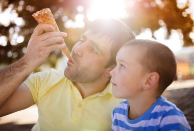 Baba ve oğul dondurma keyfi