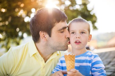 Baba ve oğul dondurma keyfi