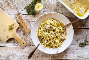 Bir plaka üzerinde somon tagliatelle