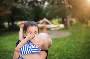 Anne ve oğlu birlikte dışarıda