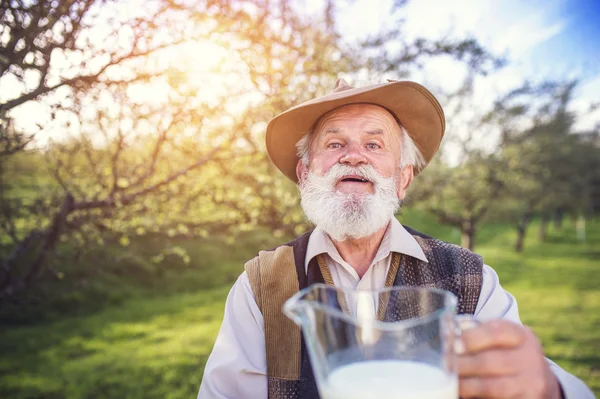 Süt kabı ile üst düzey çiftçi — Stok fotoğraf