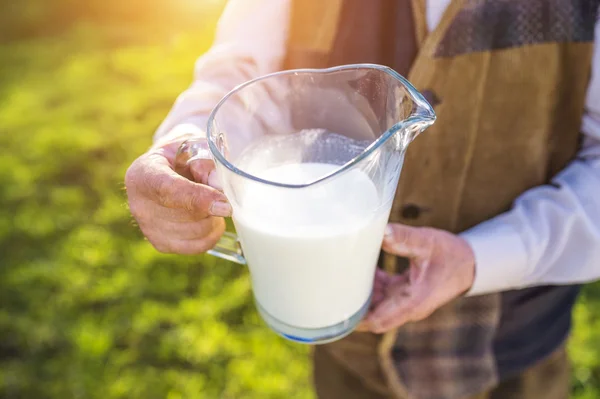 Agricultor Sênior com jarro de leite — Fotografia de Stock