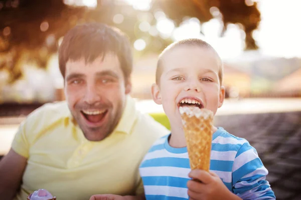 Père et fils appréciant la crème glacée — Photo