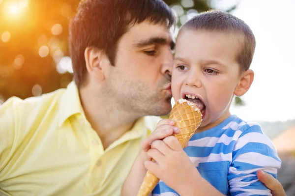 Baba ve oğul dondurma keyfi — Stok fotoğraf