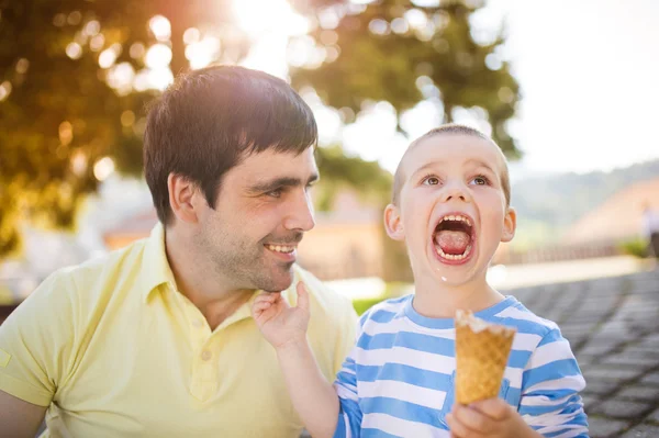 Pai e filho desfrutando de sorvete — Fotografia de Stock