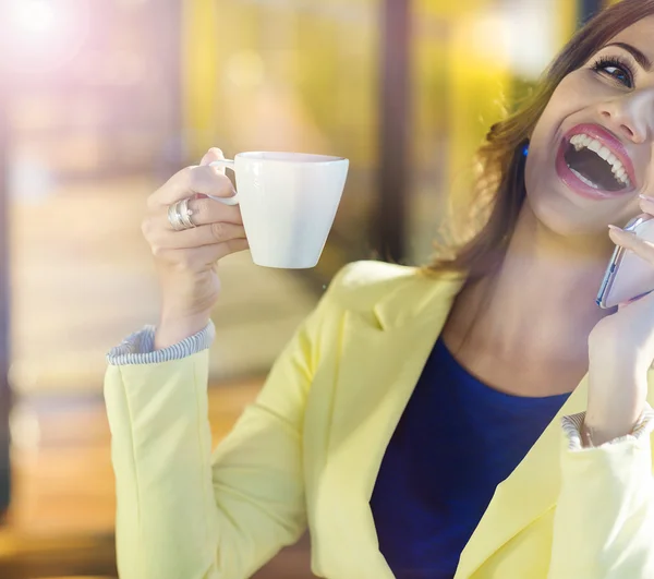 Mujer usando el teléfono inteligente en la cafetería —  Fotos de Stock