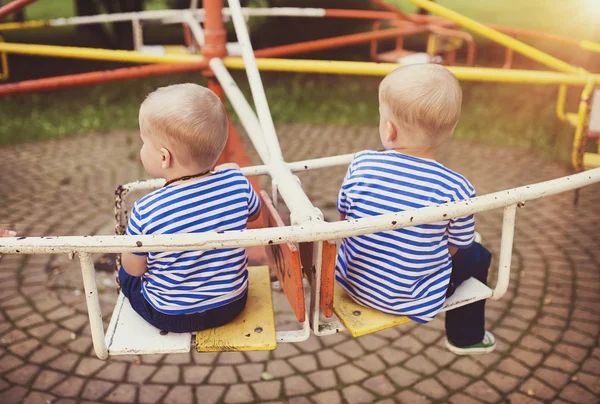 Malí kluci na karuselu — Stock fotografie