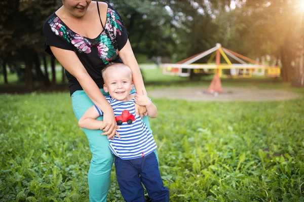 Mutter und Sohn gemeinsam draußen — Stockfoto