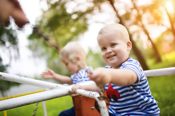 Niños pequeños en carrusel — Foto de Stock