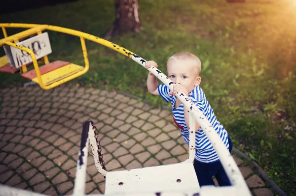 Carousel küçük çocuğa — Stok fotoğraf