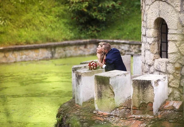 Jovem casal de casamento — Fotografia de Stock