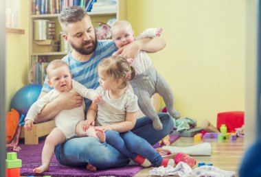 Babası onun sevimli küçük kızı sarılma