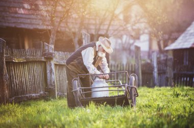 su ısıtıcısı süt tam taşıyan kıdemli çiftçi