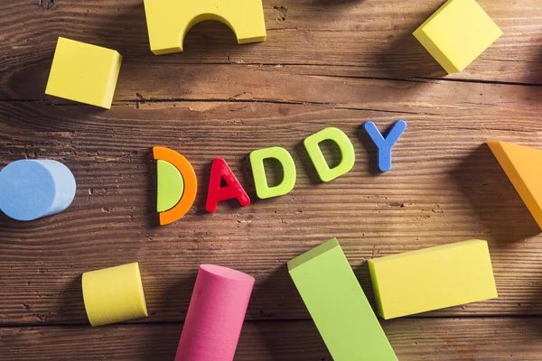 Papa-Zeichen und buntes Spielzeug — Stockfoto