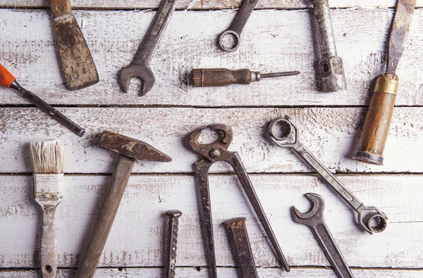 Mesa de um carpinteiro com várias ferramentas — Fotografia de Stock