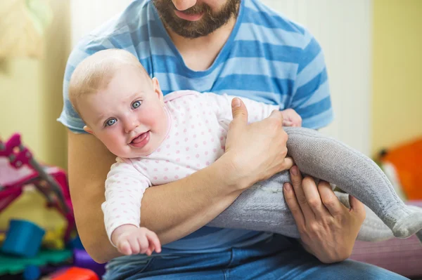 Sevimli küçük kızını sarılma baba — Stok fotoğraf