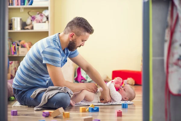 Hipster father with his baby daughter — Stock Photo, Image