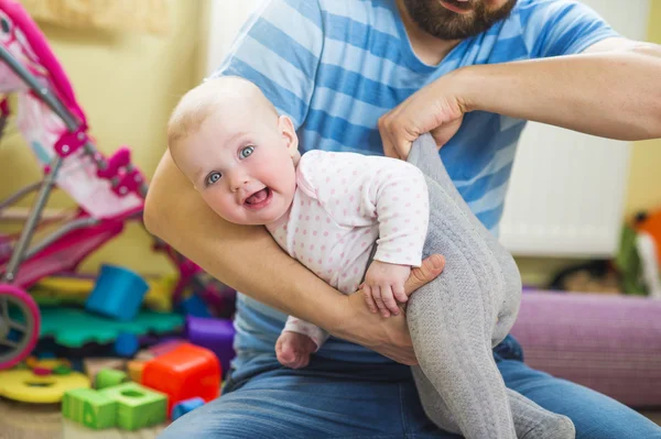 Sevimli küçük kızını sarılma baba — Stok fotoğraf