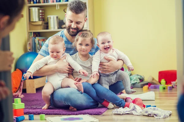 Babası onun sevimli küçük kızı sarılma