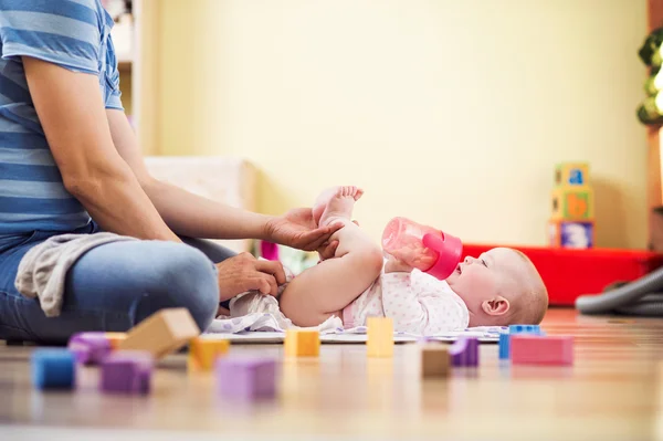 Hipster father with his baby daughter — Stock Photo, Image