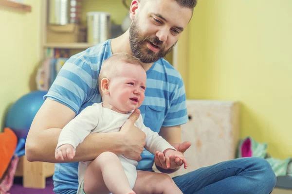 Ağlayan küçük kızını tutan baba — Stok fotoğraf