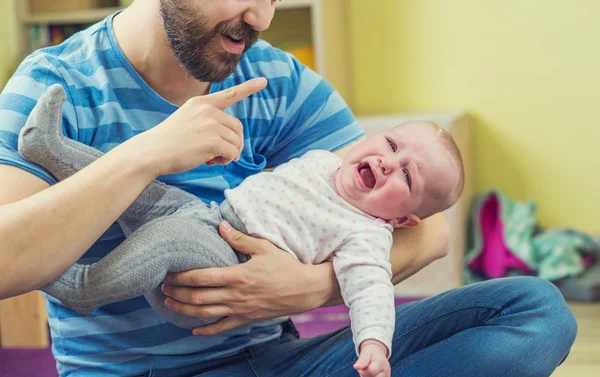 Vader houdt van zijn huilende dochtertje — Stockfoto