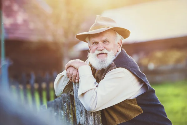 Agricoltore anziano in estate — Foto Stock