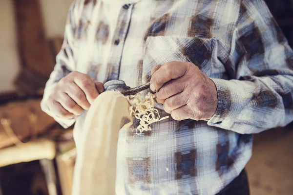 Senior-Handwerker arbeitet mit Hobelmaschine — Stockfoto