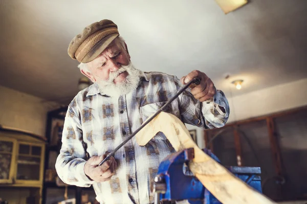 Artigiano anziano che lavora con pialla — Foto Stock