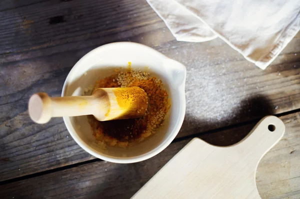 Morter na mesa da cozinha — Fotografia de Stock