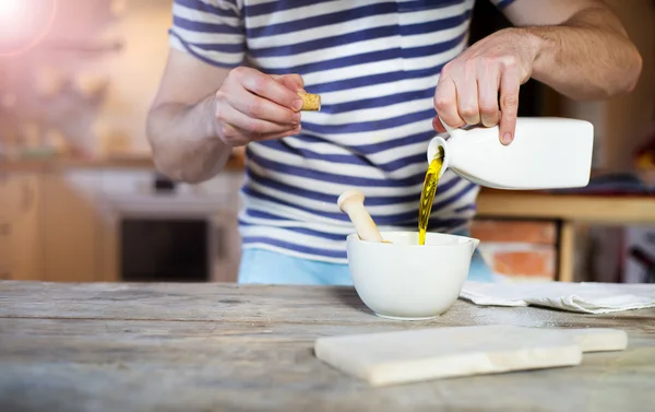 Man preparing prawns — Stock Photo, Image