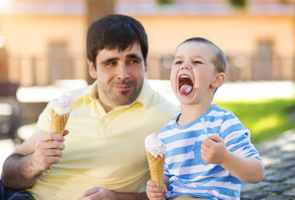 Père et fils appréciant la crème glacée — Photo