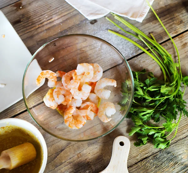 Garnalen en andere ingrediënten voor het diner — Stockfoto