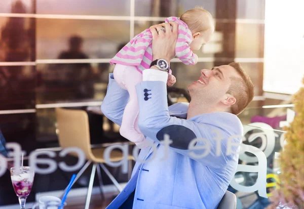 Pai com sua filha bebê no café — Fotografia de Stock