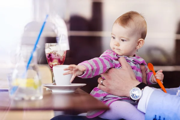 Pai com sua filha bebê no café — Fotografia de Stock