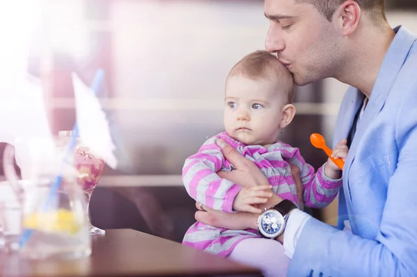 Pai com sua filha bebê no café — Fotografia de Stock