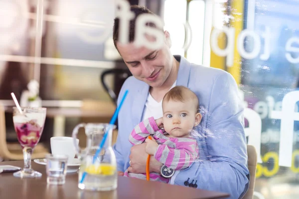Otec s dcerou dítě v kavárně — Stock fotografie