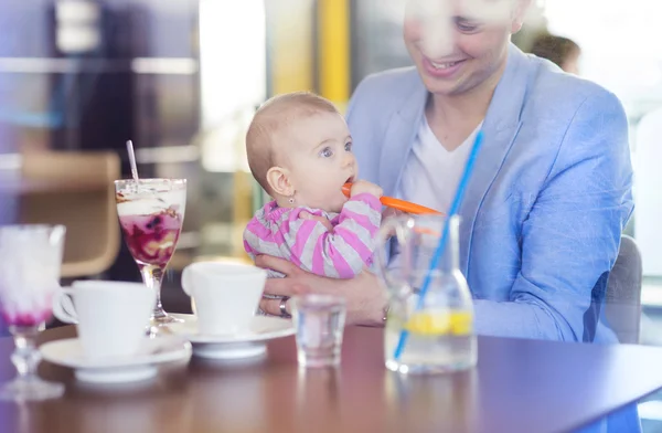 Father with his baby daughter in cafe — Stock Photo, Image