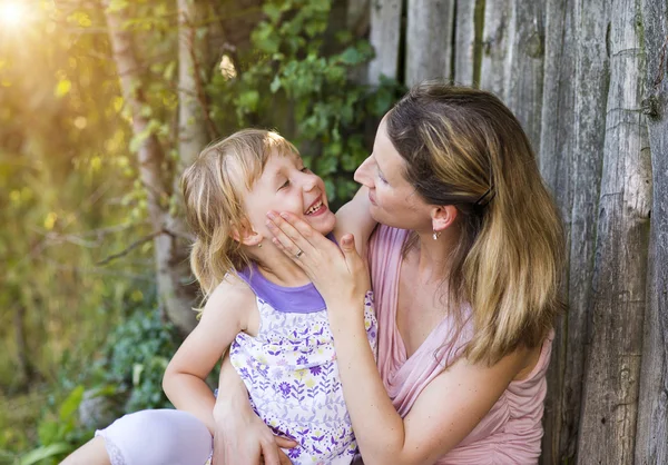 Madre con su hija pasando tiempo juntos — Foto de Stock